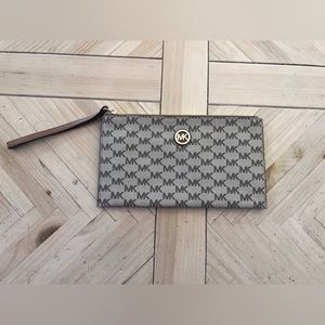 Michael Kors Clutch